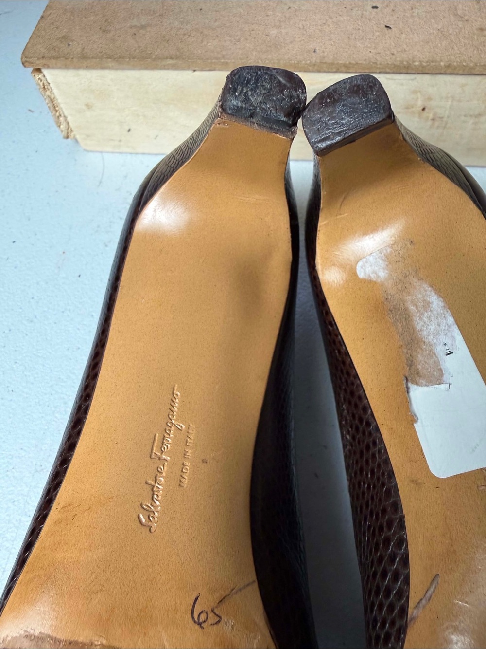 Ferragamo Ladies Leather Pump Reptile Skin Horseshoe Sz 8.5 Brown Heels - Picture 9 of 13